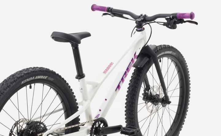 Dziecięca kierownica aluminiowa Bontrager z ergonomicznymi chwytami w rowerze Trek Wahoo 24 Trail.