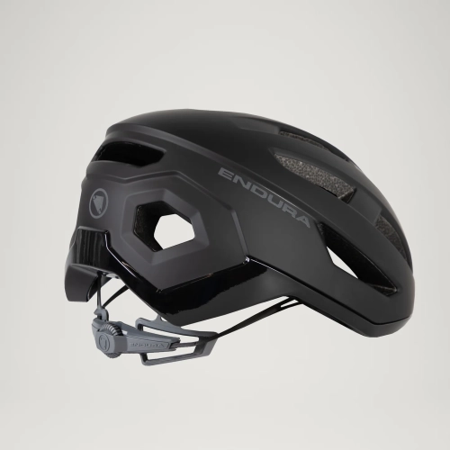 Czarny kask rowerowy ENDURA Xtract z widocznym systemem mikroregulacji obwodu głowy Micro-Adjust z tyłu.