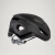Czarny kask rowerowy ENDURA Xtract z widocznym systemem mikroregulacji obwodu głowy Micro-Adjust z tyłu.