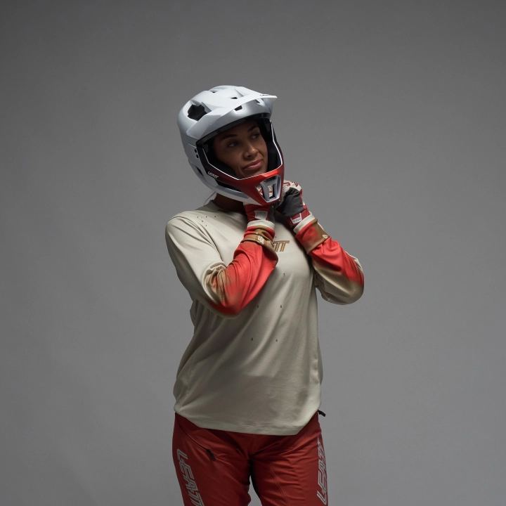 Leatt_2026_HelmetMTB_3.0EnduroCream_White_Mood2_1026055290_43f614c3-f654-412b-a7c3-dc2716b7c94c.webp