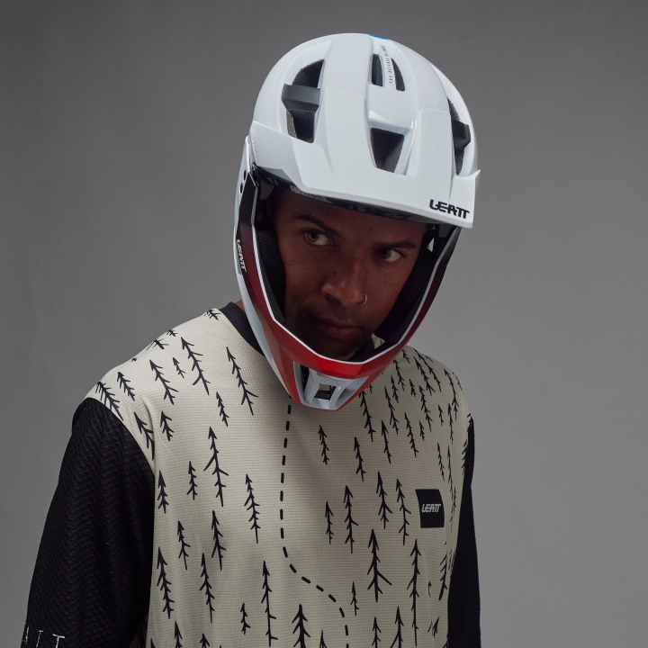 Leatt_2026_HelmetMTB_3.0EnduroCream_White_Mood1_1026055290_28675b1e-52ad-4ebb-b167-e70c1684ee54.webp