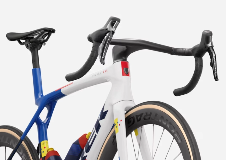 Karbonowa rama OCLV 900 i zintegrowana kierownica Aero RSL Trek Madone Gen 8