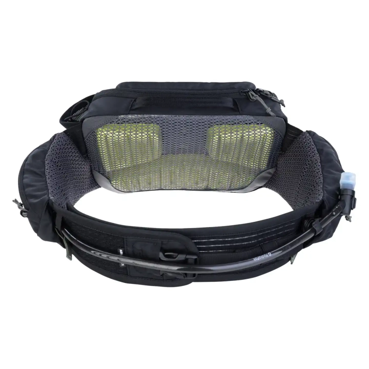 Czarna nerka Evoc Hip Pack Pro z widokiem od tyłu na kanały wentylacyjne.