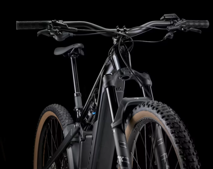 Przedni amortyzator Fox AWL Rail HD i kierownica Bontrager Comp roweru elektrycznego Trek