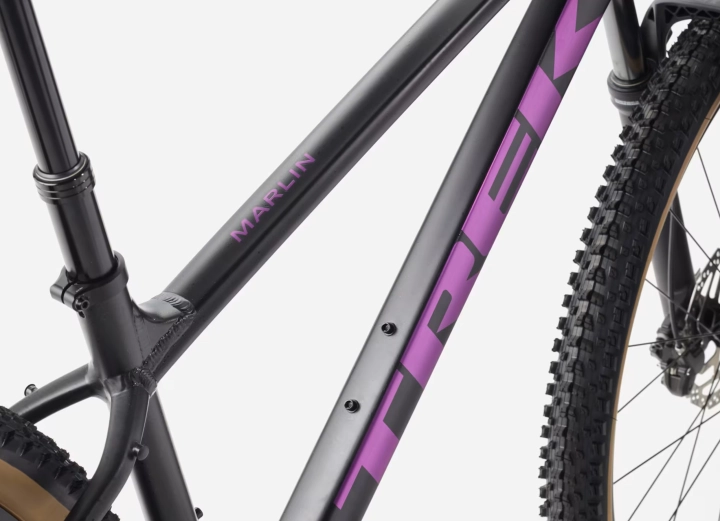Aluminiowa rama Alpha Silver roweru Trek Marlin 7 z logo Trek i malowaniem Splatter