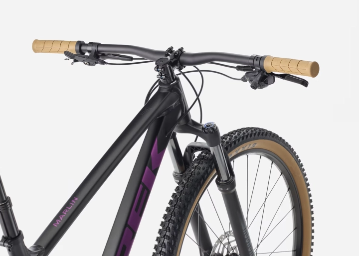 Kokpit i kierownica Bontrager z manetką SRAM w rowerze Trek Marlin 7 Gen 3