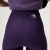 Detal wykończenia pasa i logo marki w damskich spodenkach rowerowych z wkładką Endura WMS Loop Waist Short.