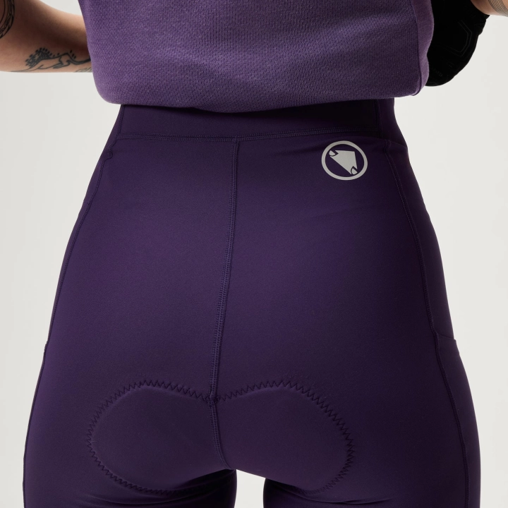 Detal wykończenia pasa i logo marki w damskich spodenkach rowerowych z wkładką Endura WMS Loop Waist Short.