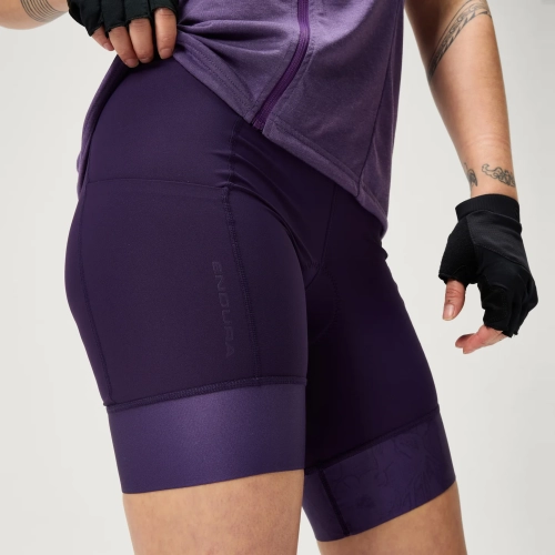 Zbliżenie na boczną kieszeń na udzie w damskich spodenkach rowerowych Endura Loop Waist Short w kolorze Bramble.