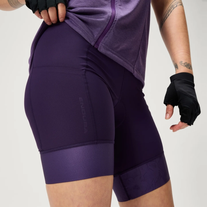 Zbliżenie na boczną kieszeń na udzie w damskich spodenkach rowerowych Endura Loop Waist Short w kolorze Bramble.