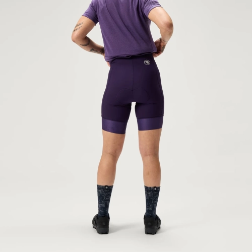 Tył damskich spodenek rowerowych Endura Loop Waist Short Bramble z elastycznym pasem na modelce.
