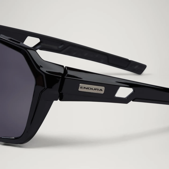 Detal zausznika TR90 z wyrazistym logo marki Endura w okularach SingleTrack Frameless