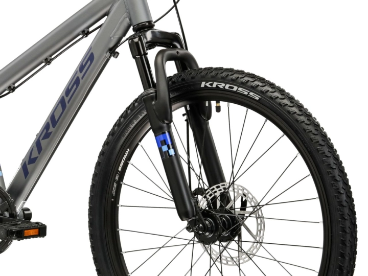 Amortyzowany widelec o skoku 50 mm i przednie koło w rowerze MTB KROSS Dust JR 1.0