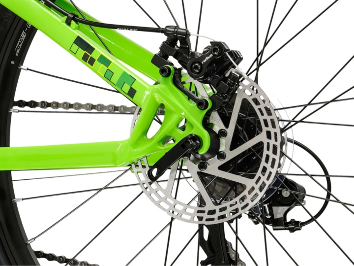 Tylna przerzutka Shimano Tourney TX800 i kaseta w rowerze zielonym KROSS Dust JR 1.0