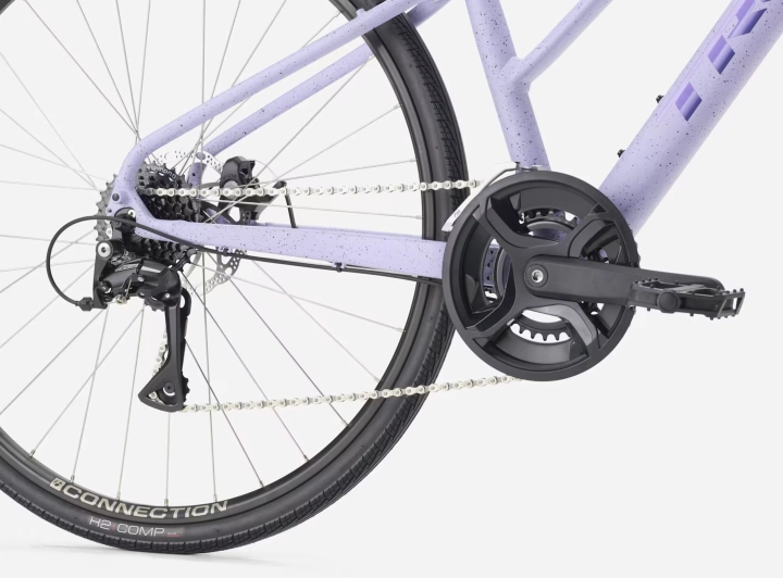 Napęd Shimano i tarczowy hamulec w rowerze hybrydowym TREK FX 1 Midstep