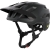 Czarny matowy kask rowerowy MTB Alpina Taunus MIPS widoczny z perspektywy trzech czwartych, pokazujący wyprofilowany daszek oraz otwory wentylacyjne.