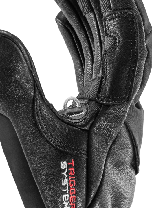 Zbliżenie na detale wykonania, materiał softshell i skórę kozią na kciuku/boku.
